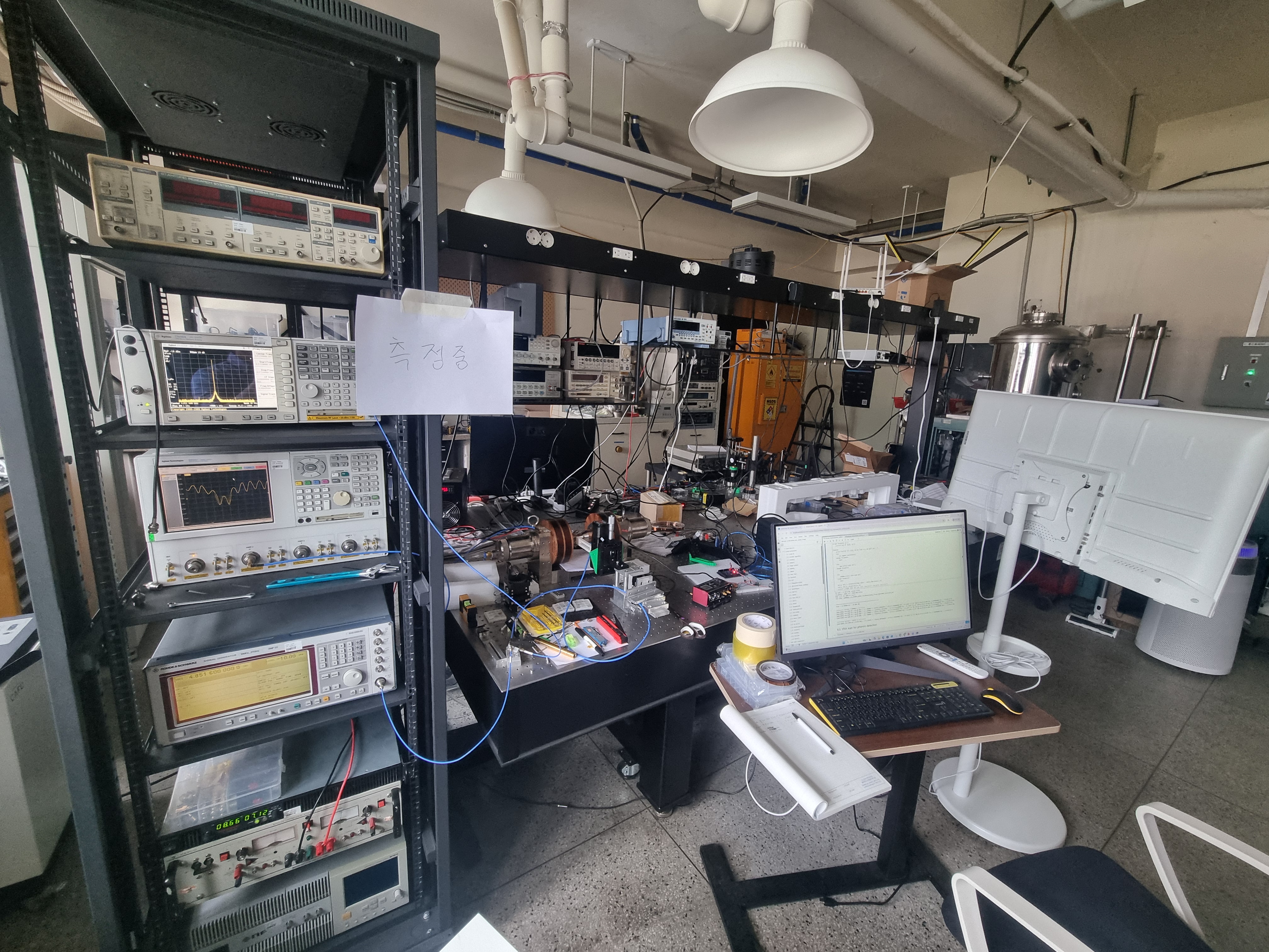 M² Lab microwave measurement setup with RF instruments and electromagnet