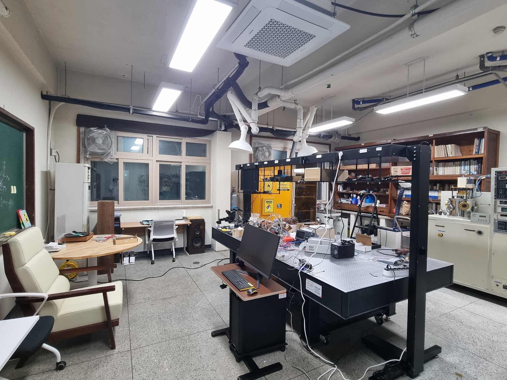 Microwave measurement bench with RF instruments and electromagnet